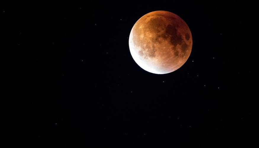 Eclipse lunar - Tomorrowland